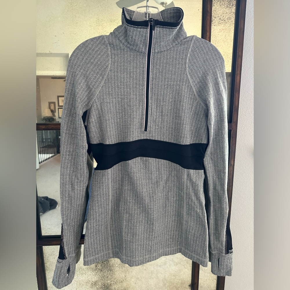 Lululemon Gray and Black half zipPullover
Size 6